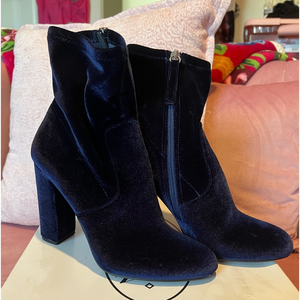 Steve Madden Navy Velvet Ankle Booties Size 7 Great Condition!